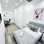Studio, Great Location *